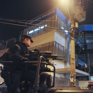 Polícia reforça segurança após policial militar morrer em um ataque contra a UPP da favela Nova Brasília, no Complexo do Alemão - Antonio Scorza/AFP