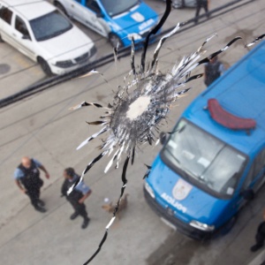 A policial militar morreu em um ataque contra a UPP da favela Nova Brasília, no Complexo do Alemão - Márcia Foletto/Agência O Globo