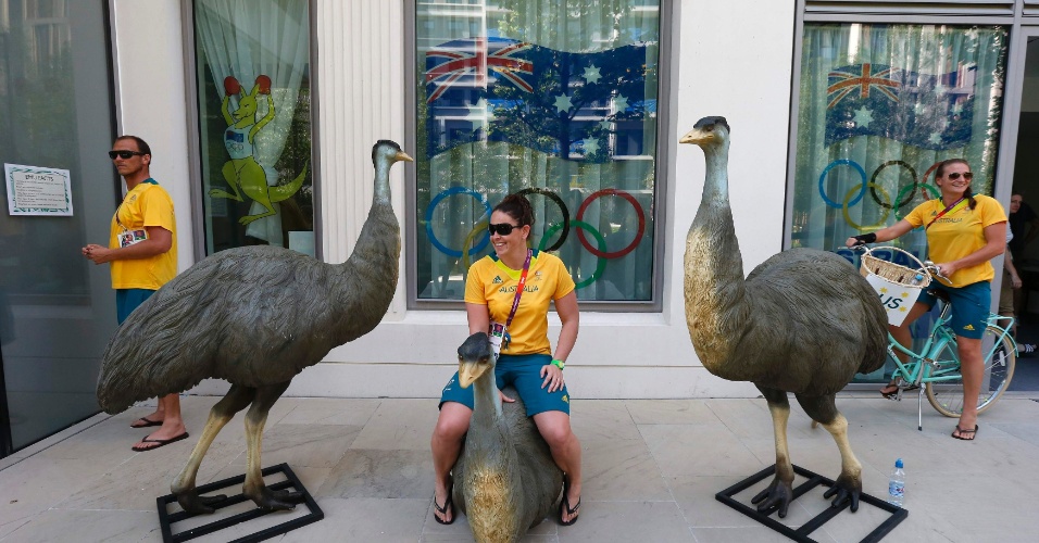 Alicia McCormack, atleta do pólo aquático da Austrália, passeia pela Vila Olímpica e se diverte com as atrações do local