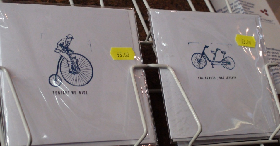 Até cartões postais são oferecidos para os fãs do ciclismo que passam pela capital britânica