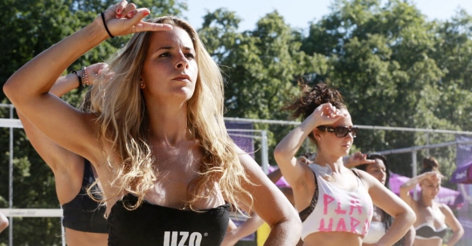 Belas dançarinas chamaram a atenção durante os treinos de vôlei de praia em Londres