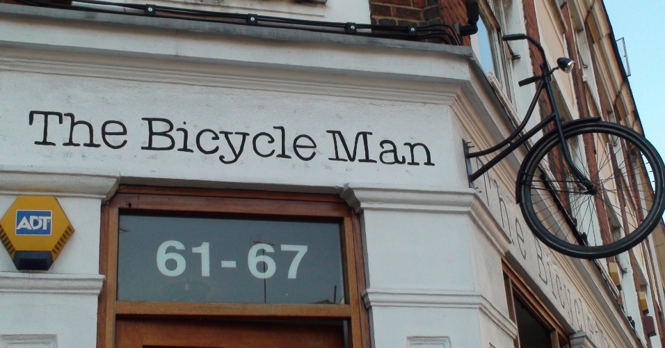 Bicicletaria decorou sua fachada com uma magrela na Old Street, zona leste da capital britânica