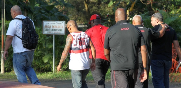 Cercados por seguranças do Flamengo, torcedores entram no CT Ninho do Urubu - Pedro Ivo Almeida/UOL