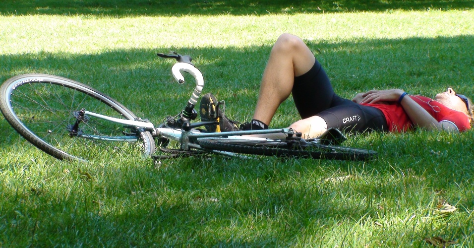 Ciclista dorme no Saint James Park, de onde partirá e terminará a prova de estrada masculina no sábado, que é a grande esperança para a primeira medalha para a Grã-Bretanha
