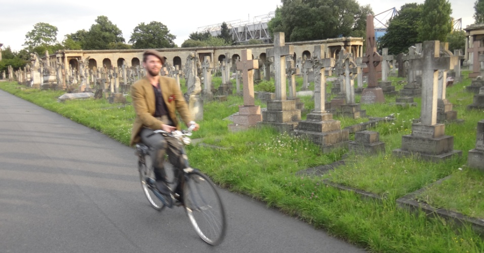 Ciclista passeia pelo cemitério de Brompton, no oeste de Londres. Muitos cemitérios londrinos são parques e são frequentados pelo público em geral
