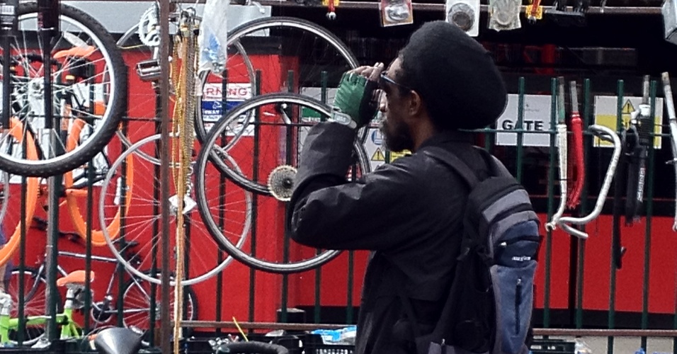 Cliente busca peças em barraca especializada em bicicleta na feira de Brick Lane, no leste de Londres