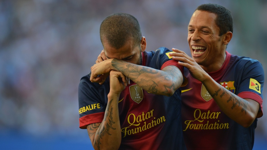 Daniel Alves e Adriano comemoram gol do Barcelona, em 2012 - Marcus Brandt/EFE