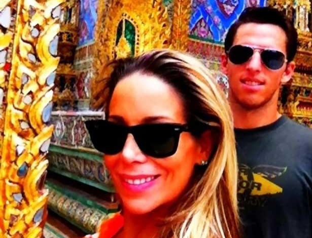 Danielle Winits e o namorado conhecem os pontos turísticos da Tailândia (24/7/12)