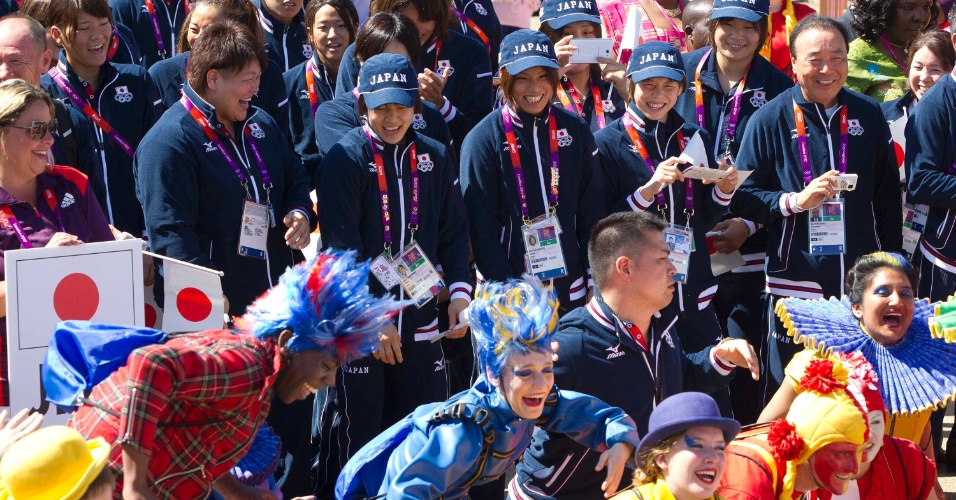 Delegação japonesa passeia pela Vila Olímpica e se diverte com os artistas no local