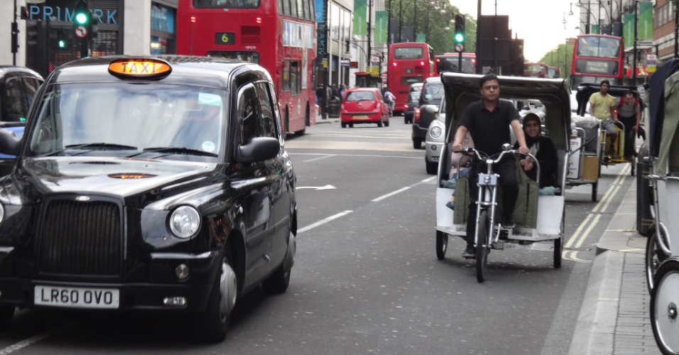Em áreas turísticas de Londres, existe o serviço de "bicitáxi", em geral explorado pelos indianos