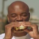 Em comercial, Anderson Silva reforça convite a Sonnen e dá "vale" para churrasco - Reprodução de TV