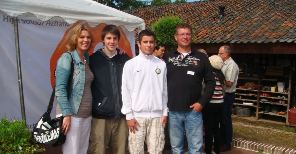 Felipe Ugolini, 18, posa com a família que o abrigou na Holanda
