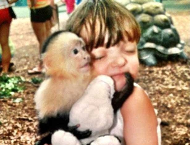 Filha de Justus e Ticiane abraça macaco em zoológico (24/7/12)