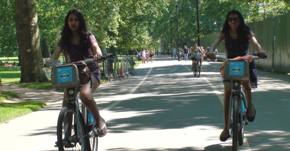 Garotas indianas passeiam com bicicletas alugadas pelo Hyde Park, centro de Londres. Pedalar é uma maneira barata de conhecer a capital britânica
