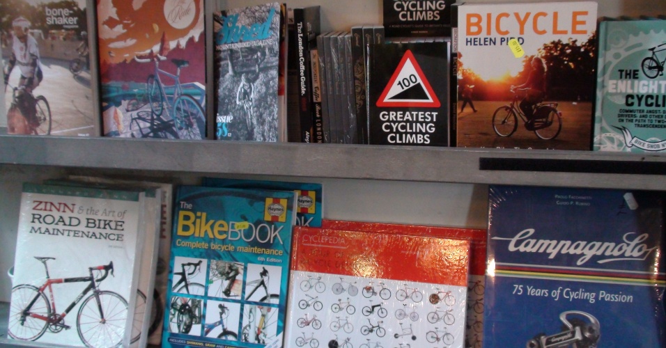 Há até prateleiras em livrarias especializadas em ciclismo, com muitas publicações recentes aproveitando o sucesso esportivo em duas rodas