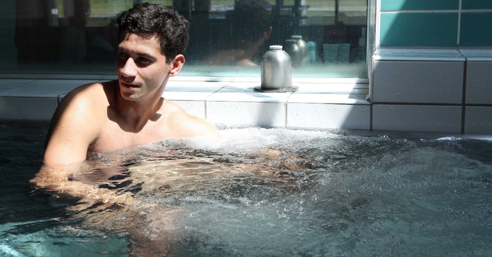 Paulo Henrique Ganso faz trabalho nas piscina; meia perdeu a posição de titular da equipe para Oscar