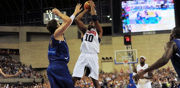 Kobe Bryant salta para trás e arremessa bola no confronto entre o 'Dream Team' e a Espanha