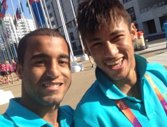 Lucas e Neymar, da equipe de futebol masculino, tiram foto dentro da Vila Olímpica