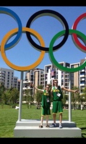 Marcelinho Huertas e Tiago Splitter tiram foto em frente aos aros olímpicos