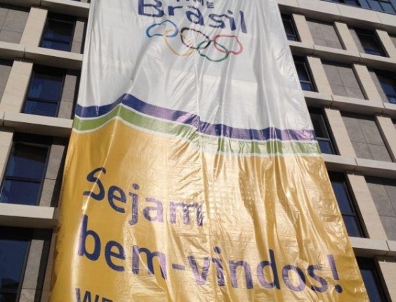 Meia Lucas, da equipe de futebol masculino, tira foto da fachada do prédio onde ficarão os atletas brasileiros na Vila Olímpica
