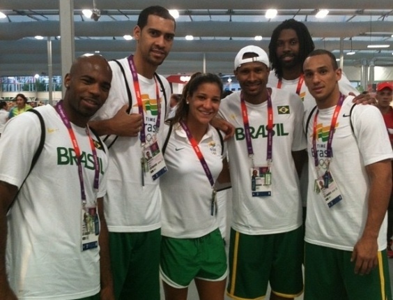 Nadadora Joanna Maranhão tira foto com Larry Taylor, Marquinhos, leandrinho, Nenê e Alex, da equipe brasileira de basquete masculino