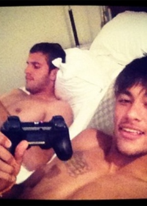 Neymar e Bruno Uvini aproveitam o fim do dia para relaxar após dia de treinos em Saint Albans