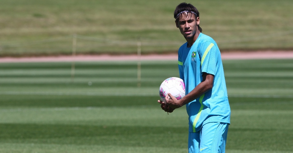 Neymar participa de treino da seleção olímpica na Inglaterra