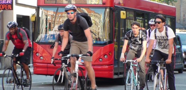 Nas ruas do centro de Londres, ciclistas dividem faixa com ônibus 