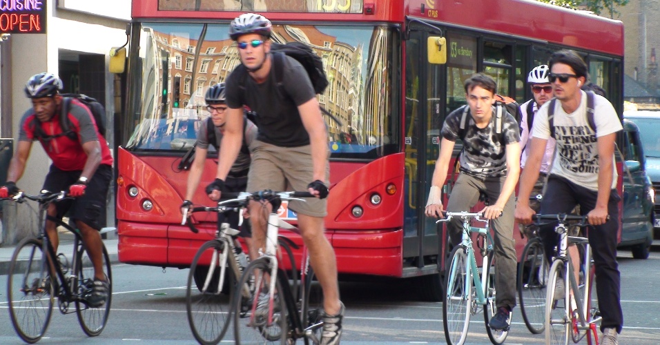 No centro de Londres, ciclistas dividem faixa com ônibus na volta à casa depois do expediente