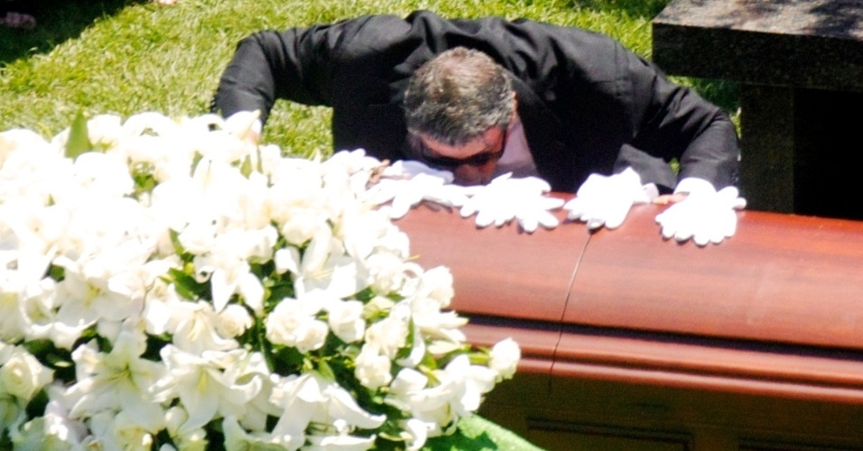 O ator Sylvester Stallone beija o caixão do filho (21/7/12)