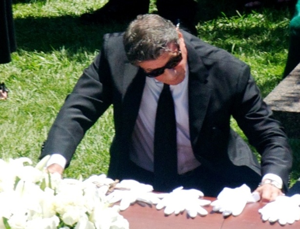O ator Sylvester Stallone se despede do filho (21/7/12)