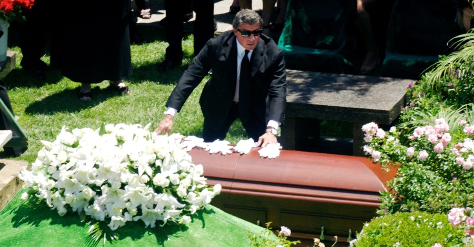 O ator Sylvester Stallone se despede do filho (21/7/12)