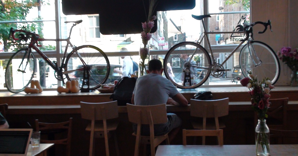 Os "cafés ciclistas" atraem os frequentadores também com transmissão ao vivo de competições, incluindo as provas olímpicas