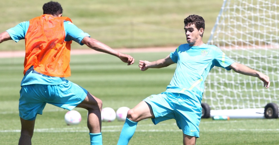 Oscar (dir) disputa bola com Sandro durante treino do Brasil
