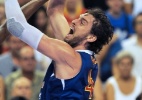 Porta-bandeiras da Espanha, Pau Gasol enfrenta problemas com credencial na chegada a Londres - AFP PHOTO / LLUIS GENE