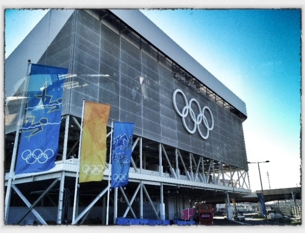 Saltador César Castro tira foto do lado de fora do Ginásio de Natação dos Jogos Olímpicos