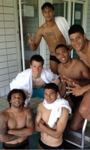 Seleção brasileira se diverte após treino na piscina em Saint Albans