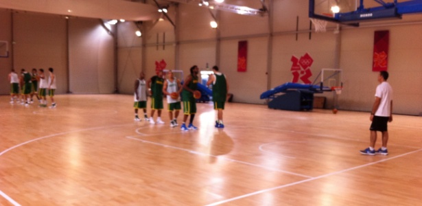 Seleção treina em uma espécie de container adaptado para treinos de basquete no Parque Olímpico