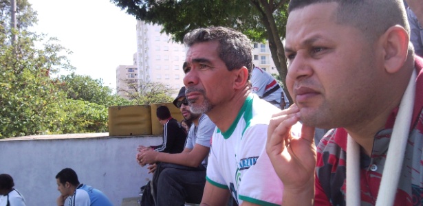 Seu Natalino, pai de Leandro Damião, e o amigo Jânio em campo da zona sul de SP