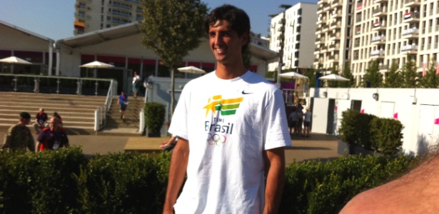 Tenista brasileiro Thomaz Bellucci posa para foto na Vila Olímpica de Londres