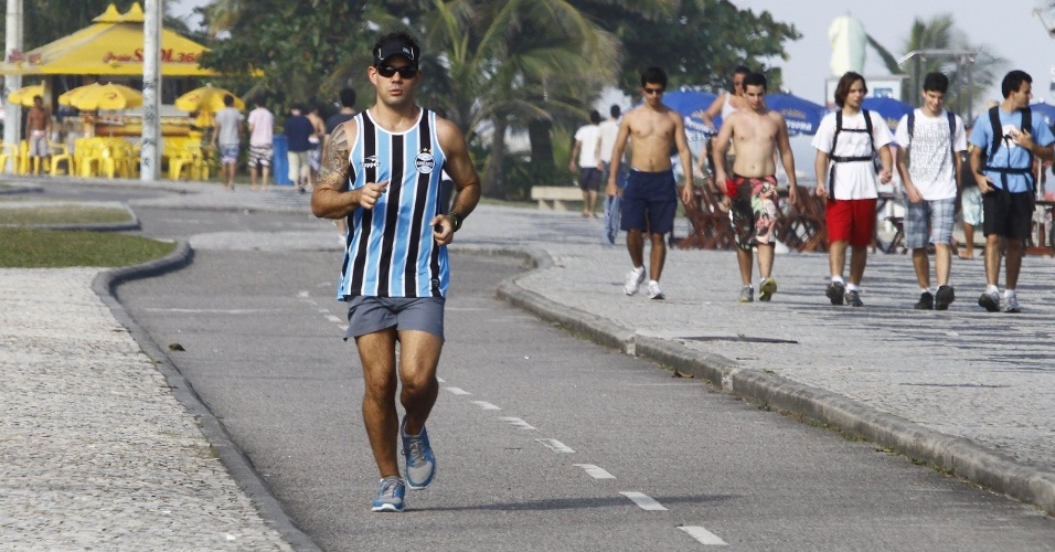 Vestindo camisa do time de futebol Grêmio, Juliano Cazarré se exercitou pela orla da praia da Barra da Tijuca, zona oeste do Rio (24/7/12)
