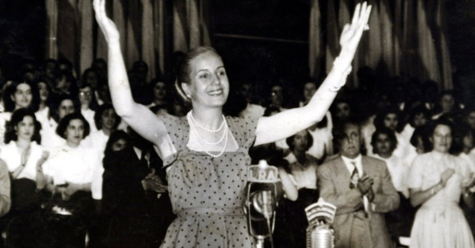 25.jul.2012 - A então primeira-dama argentina, Eva Perón, durante reunião em 1949 no Teatro Colón, em Buenos Aires. Nesta quinta-feira (26), os argentinos lembram 60 anos da morte de Evita, que morreu de câncer em 1952 aos 33 anos - Arquivo/Reuters