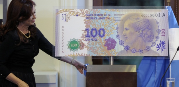 25.jul.2012 - Cristina Kirchner, presidente da Argentina, apresenta nota de 100 pesos que traz a imagem de Eva Perón, esposa do ex-presidente Juan Perón - Juan Mabromata/AFP