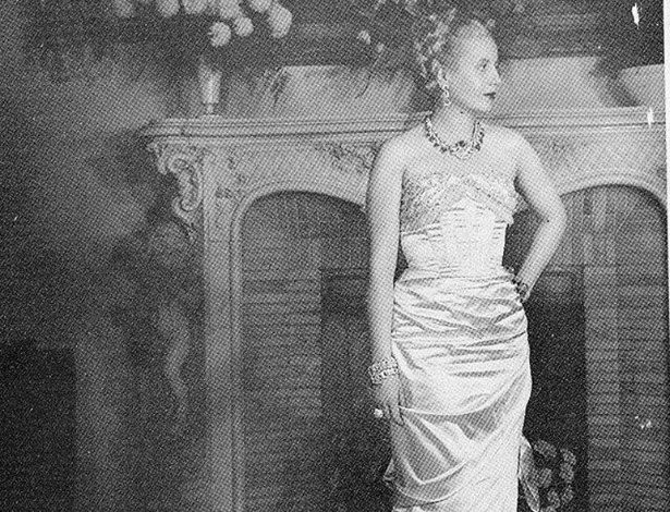 25.jul.2012 - Eva Perón faz pose usando traje de gala em Paris, durante viagem à Europa. Nesta quinta-feira (26), os argentinos lembram 60 anos da morte da mais famosa primeira-dama do país - Reprodução