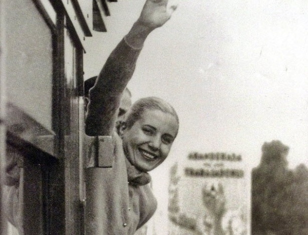 25.jul.2012 - Evita acena para a multidão em foto não datada. Nesta quinta-feira (26), os argentinos lembram 60 anos da morte da mais famosa primeira-dama do país. Evita morreu de câncer em 1952 aos 33 anos - Reuters
