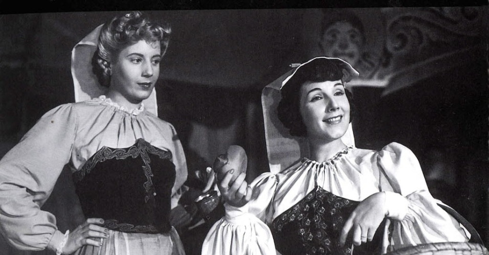 25.jul.2012 - Evita era atriz de renome no rádio e fazia algumas peças de teatro antes de se tornar primeira-dama da Argentina. Na imagem, ela aparece ao lado da colega Libertad Lamarque (dir.) no filme "La Cabalgata del Circo", de 1944. Nesta quinta-feira (26), os argentinos lembram 60 anos de sua morte - Museu Municipal de Cinema/Reuters