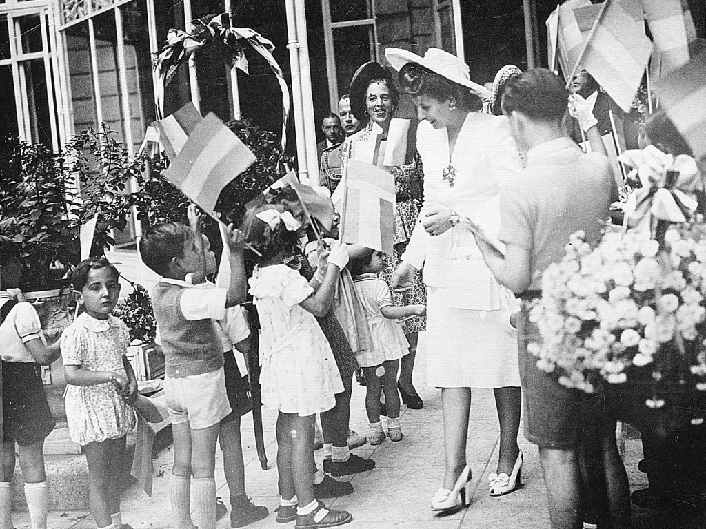 25.jul.2012 - Evita fala com grupo de crianças durante visita a Paris, em 1947. Nesta quinta-feira (26), os argentinos lembram 60 anos da morte da mais famosa primeira-dama do país - Divulgação