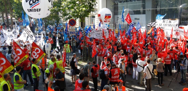 Trabalhadores da PSA fazem manifestação contra o fechamento da fábrica de Aulnay - Gonzalo Fuentes/Reuters