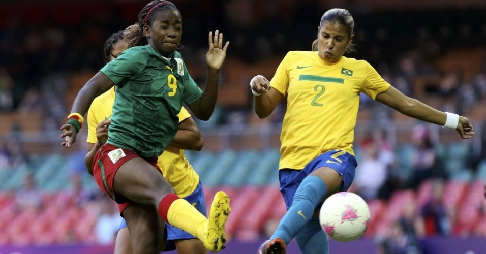 A brasileira Fabiana (dir) disputa bola com Ngono Mani, de Camarões, na estreia na Olimpíada