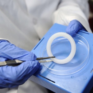 Anel vaginal com medicamento anti-Aids  - AFP/Stephane de Sakutin 